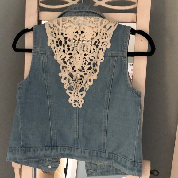 Sleeveless Jean Jacket - Picture 2 of 3